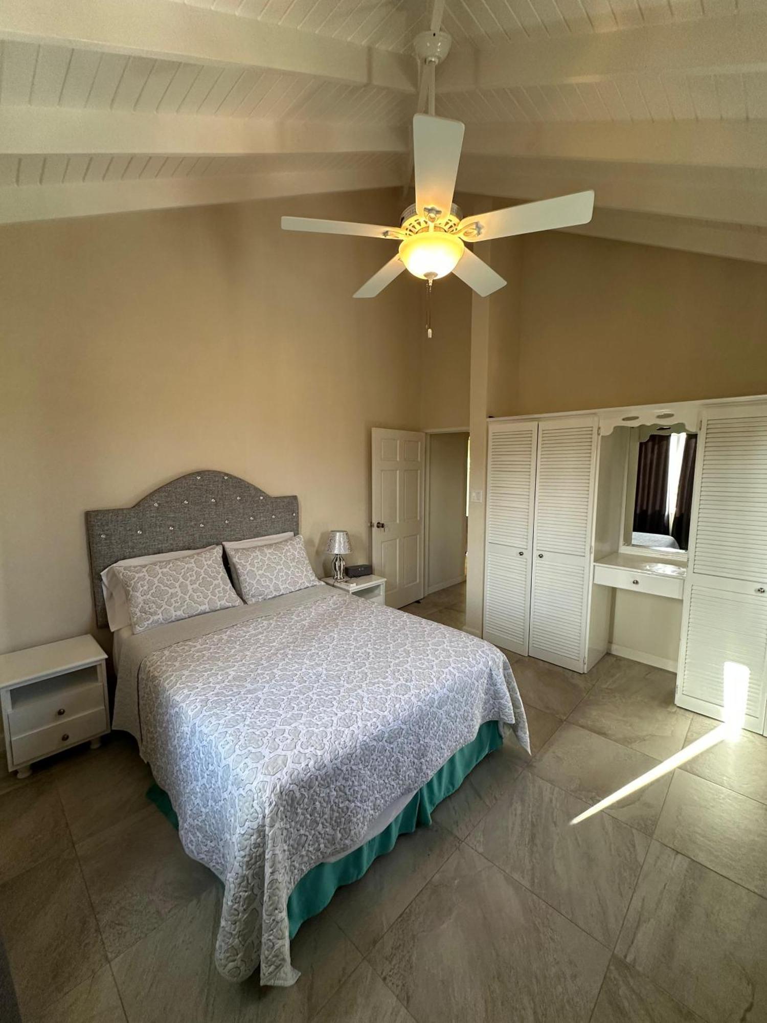 Ixoras Beach Apartments セントピーター エクステリア 写真